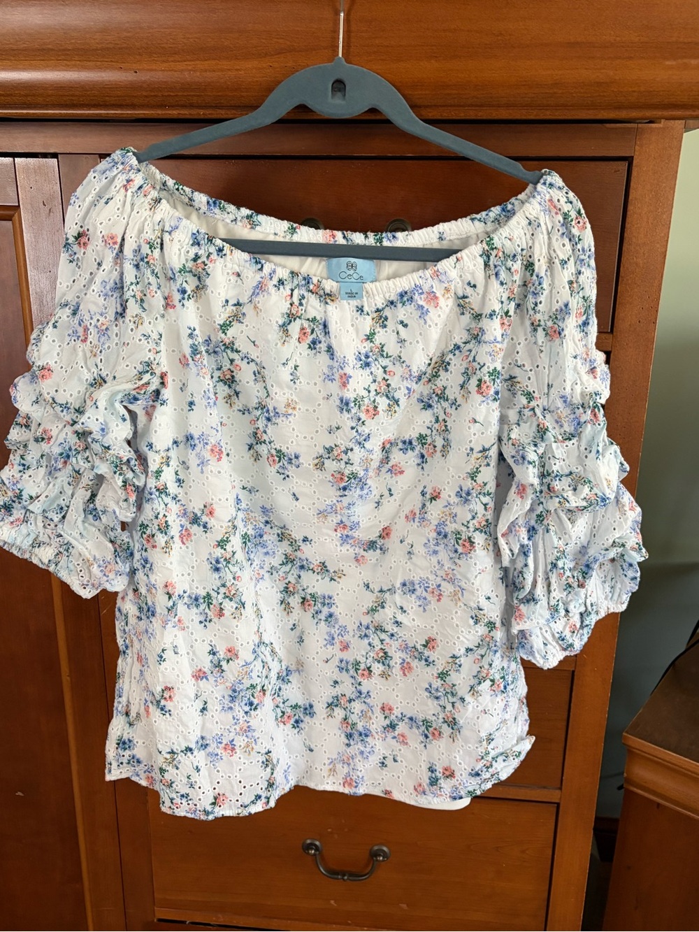 CeCe floral top on or off the shoulder elbow length sleeve Size L